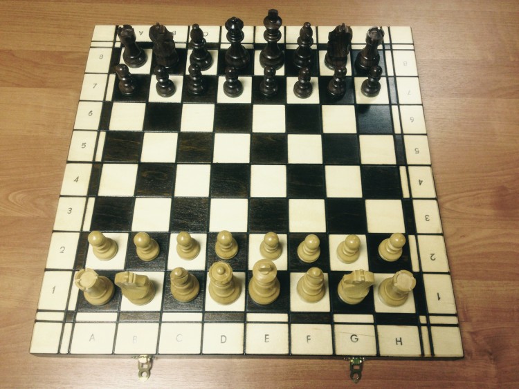 Шахматы Стаунтон Люкс в деревянной доске Madon 48 см