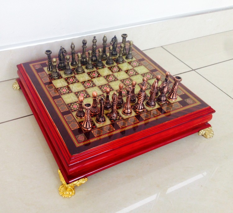 Шахматная доска подарочная с фигурами из металла большими