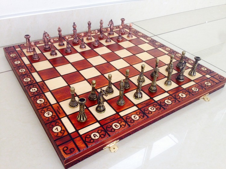 Шахматная доска деревянная складная с фигурами из металла большими