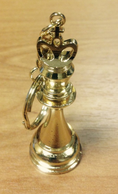 Брелок металлический 3D золотой большой Chess King
