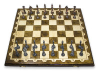 Шахматы металлические подарочные в доске "Премиум Элегант" из массива Ореха 50 см