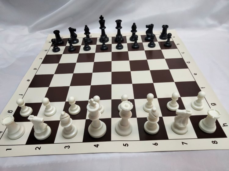 Фигуры пластиковые шахматные (без утяжелителя) с виниловой доской 51см