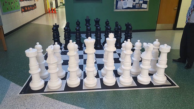Напольные гигантские шахматы с доской