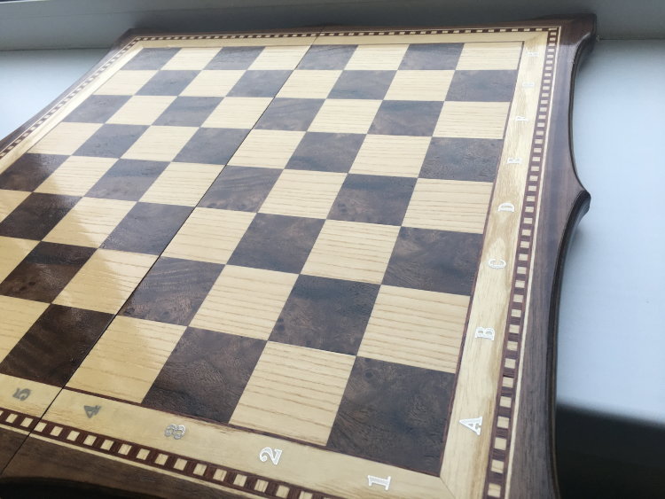 Шахматная доска Премиум  из массива Ореха