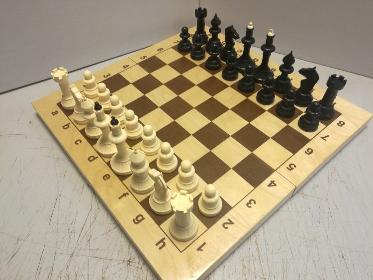 Шахматы Айвенго пластиковые с деревянной шахматной доской 43 см