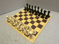 Шахматы Айвенго пластиковой с шахматной доской из картона (микрогофры)