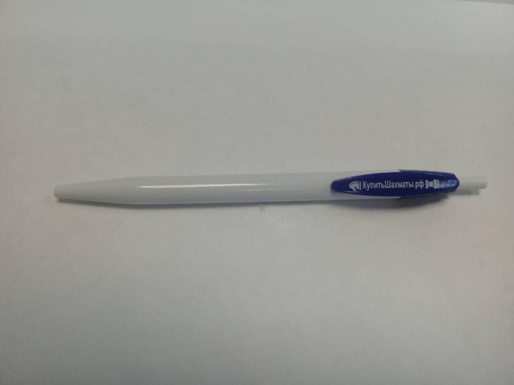 Шариковая белая ручка с шахматным логотипом